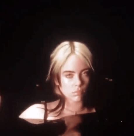 billie eilish boobs on stage|Billie Eilish STRIPS Down To Bra At Concert For Powerful。